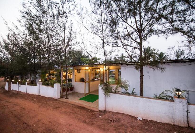 Treebo Lands End Beach Resort Morjim