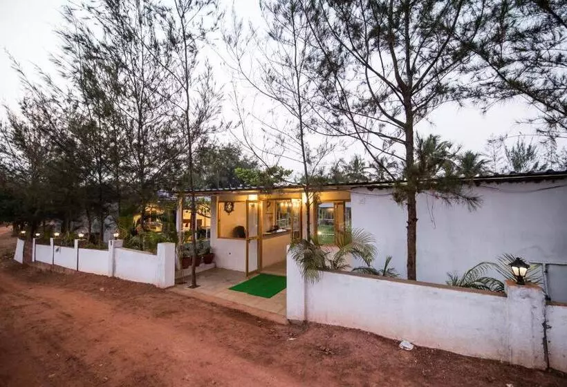 Treebo Lands End Beach Resort Morjim