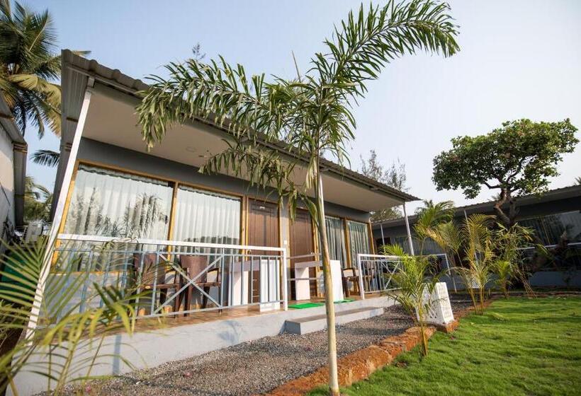 Treebo Lands End Beach Resort Morjim