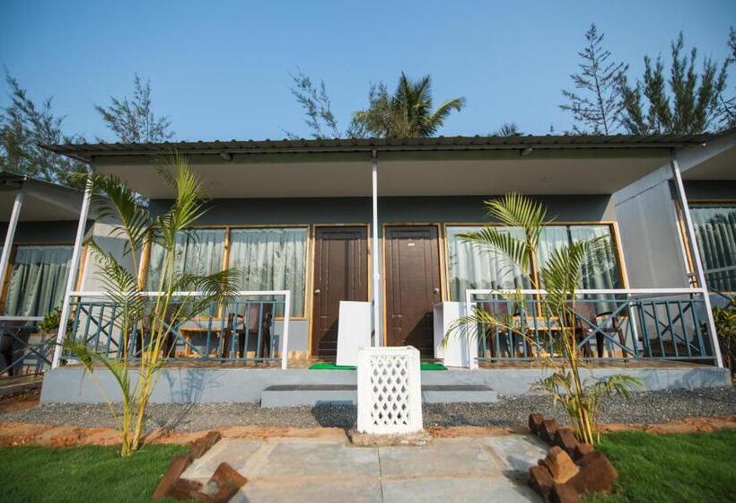 Treebo Lands End Beach Resort Morjim