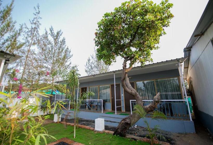 Treebo Lands End Beach Resort Morjim