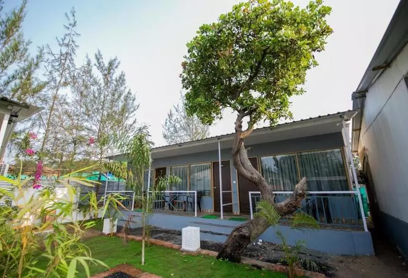 Treebo Lands End Beach Resort Morjim
