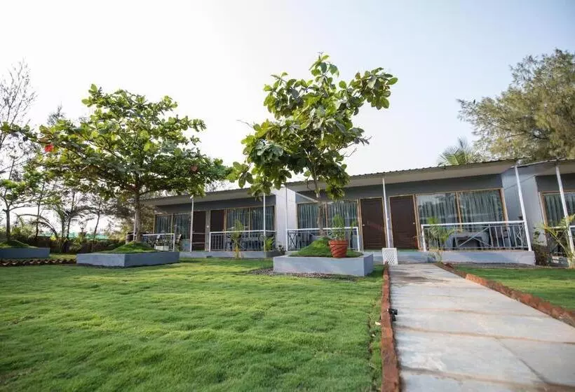Treebo Lands End Beach Resort Morjim