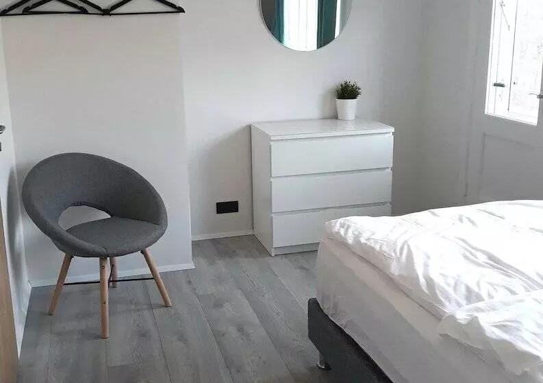 پانسیون Post Plaza Guesthouse