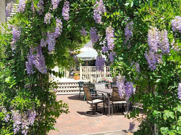 The Lamplighter Bed & Breakfast Of Ludington