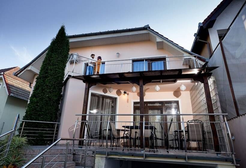 膳宿费 Flora Luxury House