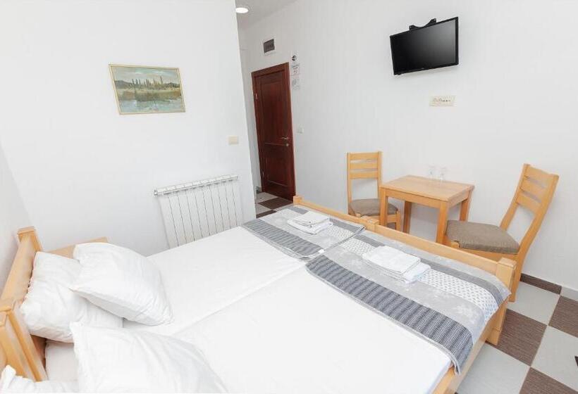 پانسیون Guest House Vila Vedesa