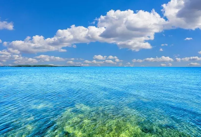 Hotelli Island Bay Resort