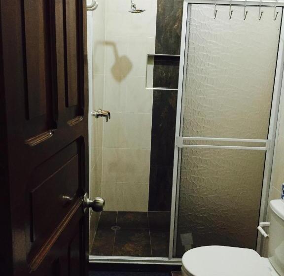 פנסיון Casa Helga A Dos Cuadras De La Basílica, Casa Entera Con Jardín Amplio, 6 Habitaciones, 5 Baños, Coc