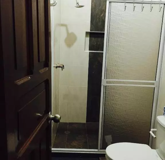 Majatalo Casa Helga A Dos Cuadras De La Basílica, Casa Entera Con Jardín Amplio, 6 Habitaciones, 5 Baños, Coc