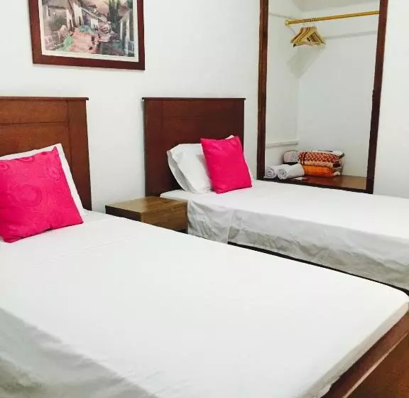 Majatalo Casa Helga A Dos Cuadras De La Basílica, Casa Entera Con Jardín Amplio, 6 Habitaciones, 5 Baños, Coc