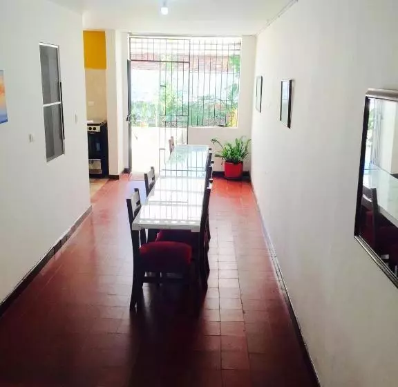 Majatalo Casa Helga A Dos Cuadras De La Basílica, Casa Entera Con Jardín Amplio, 6 Habitaciones, 5 Baños, Coc