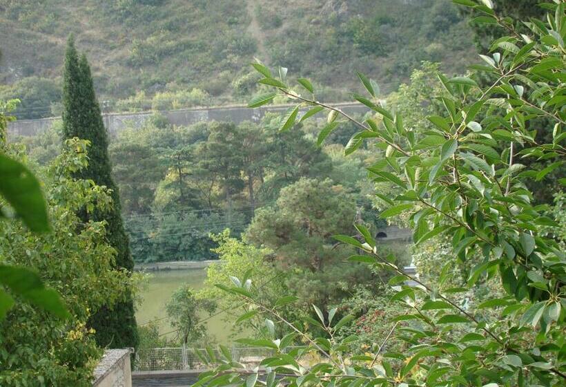 پانسیون Guest House Ucha