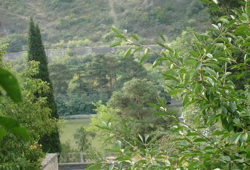 پانسیون Guest House Ucha