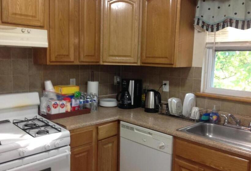 بنسيون Mojoy Homesuites At Runyon