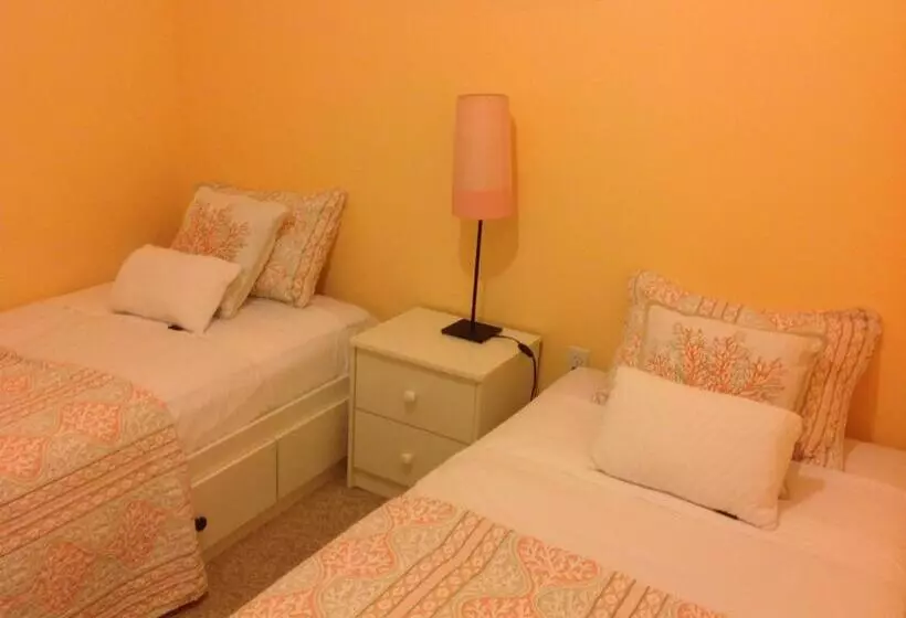 پانسیون Mojoy Homesuites At Runyon