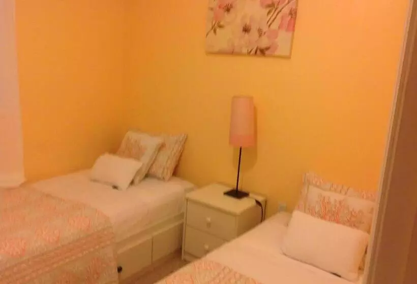 پانسیون Mojoy Homesuites At Runyon