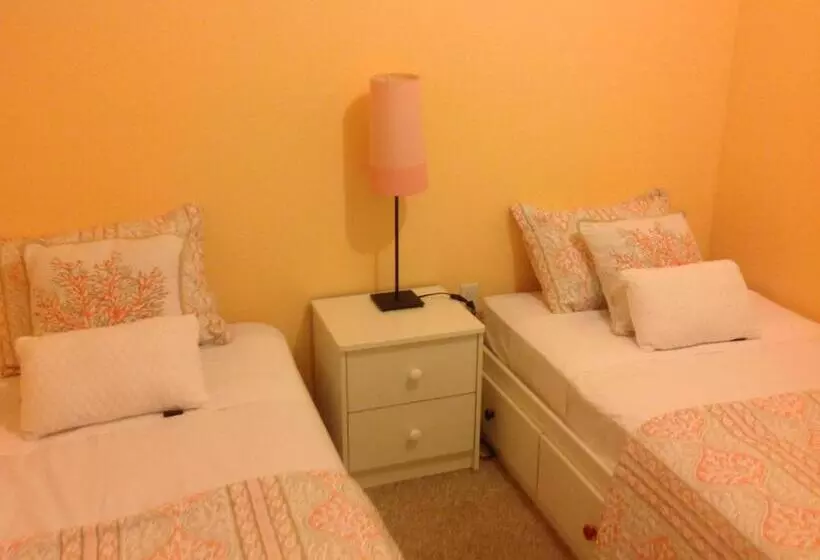 پانسیون Mojoy Homesuites At Runyon