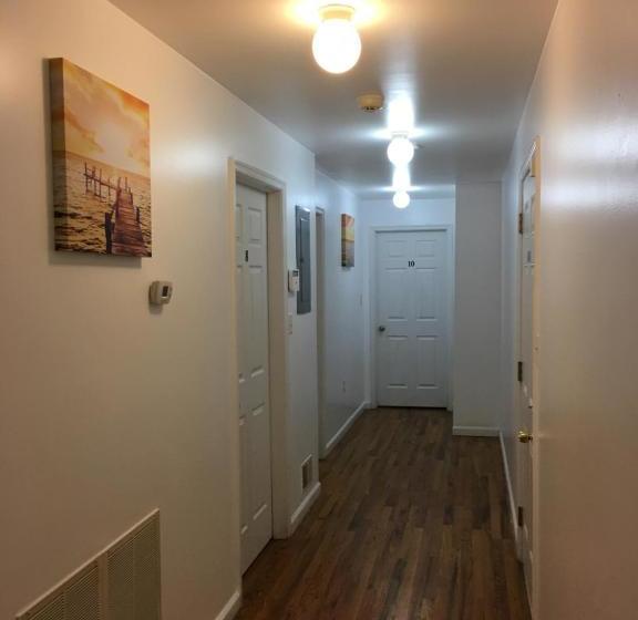 بنسيون Mojoy Homesuites At Runyon