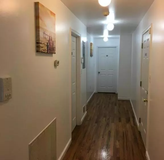 پانسیون Mojoy Homesuites At Runyon