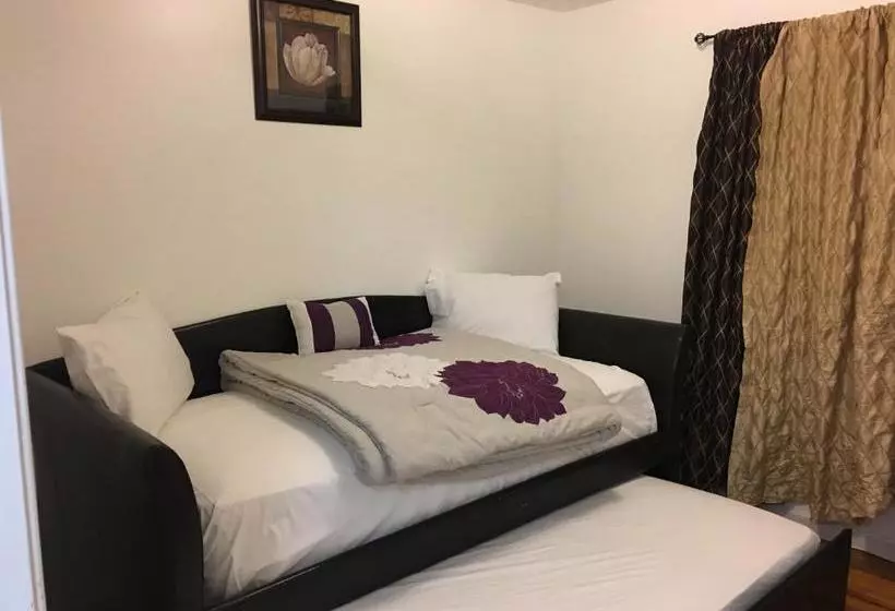 پانسیون Mojoy Homesuites At Runyon