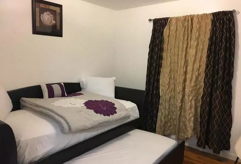 پانسیون Mojoy Homesuites At Runyon