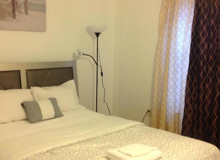 بنسيون Mojoy Homesuites At Runyon