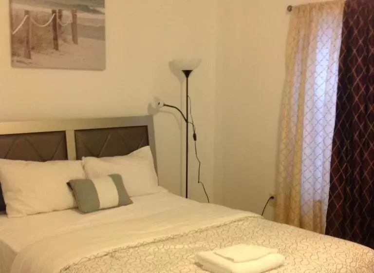 پانسیون Mojoy Homesuites At Runyon