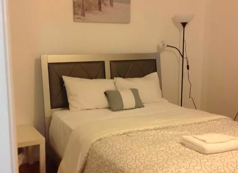 پانسیون Mojoy Homesuites At Runyon