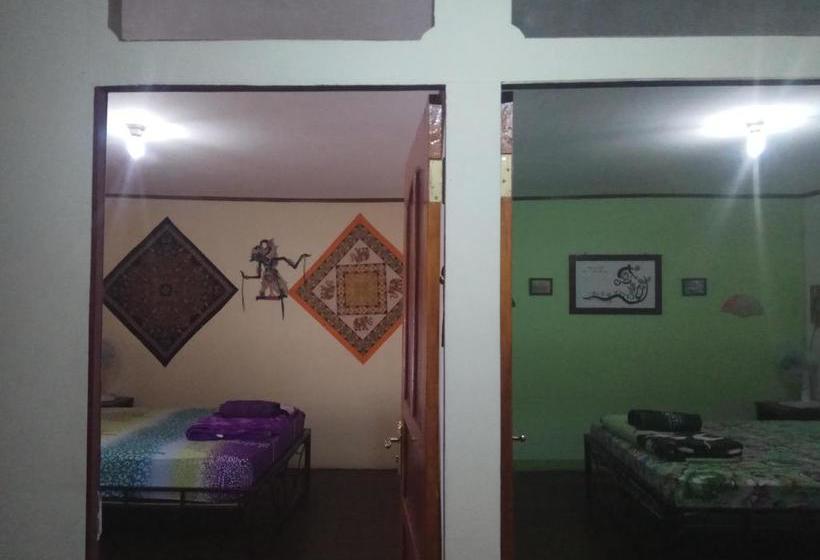 פנסיון Mjr Ticketing Guest House