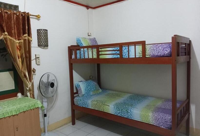 פנסיון Mjr Ticketing Guest House