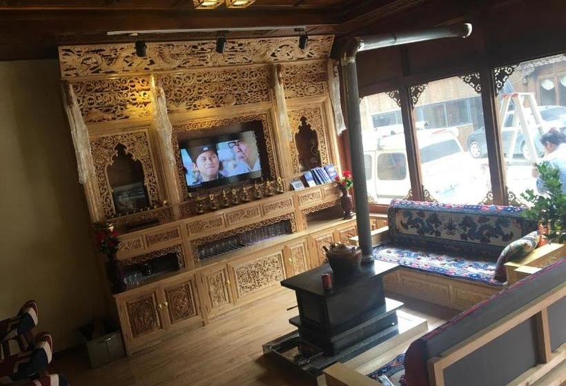 פנסיון Zangmei Inn