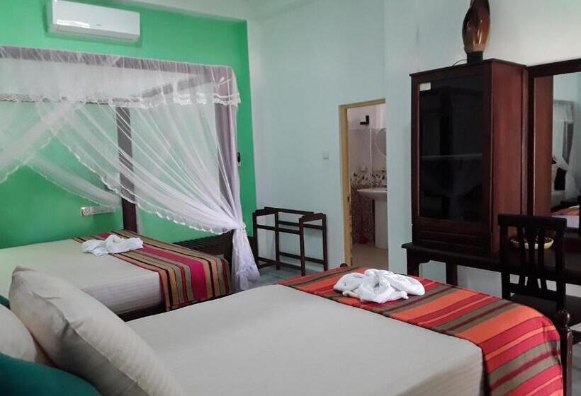 펜션 Akurala Beach Park