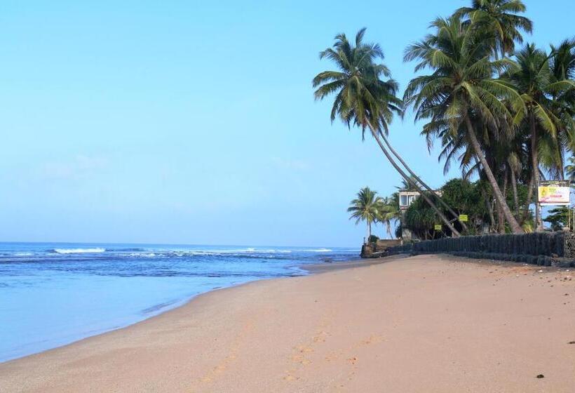 펜션 Akurala Beach Park