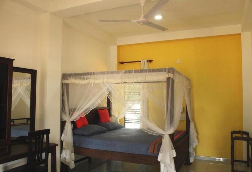 펜션 Akurala Beach Park