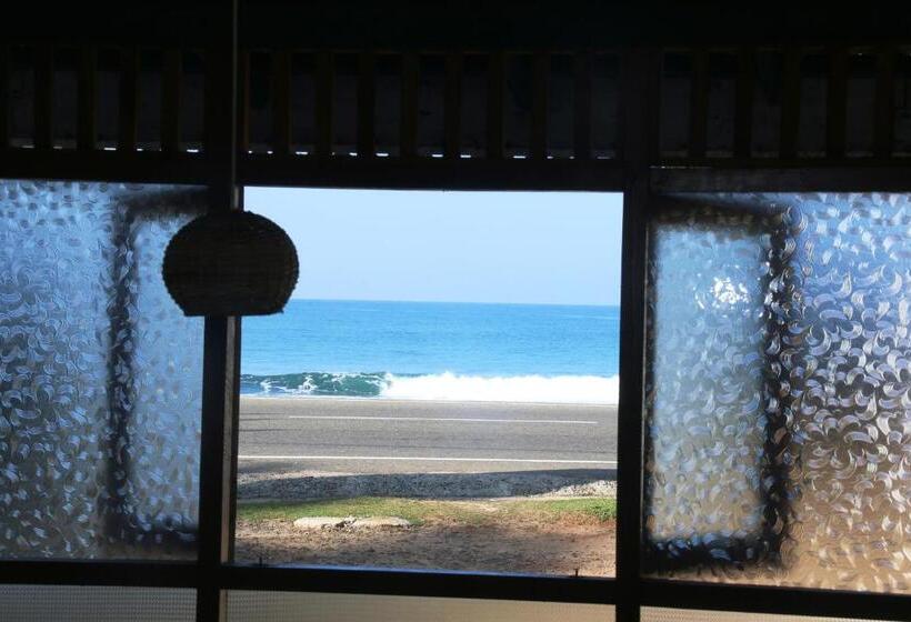 펜션 Akurala Beach Park