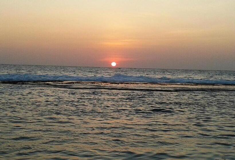 펜션 Akurala Beach Park