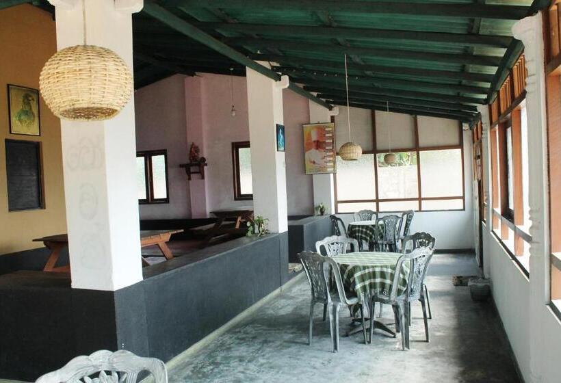 펜션 Akurala Beach Park