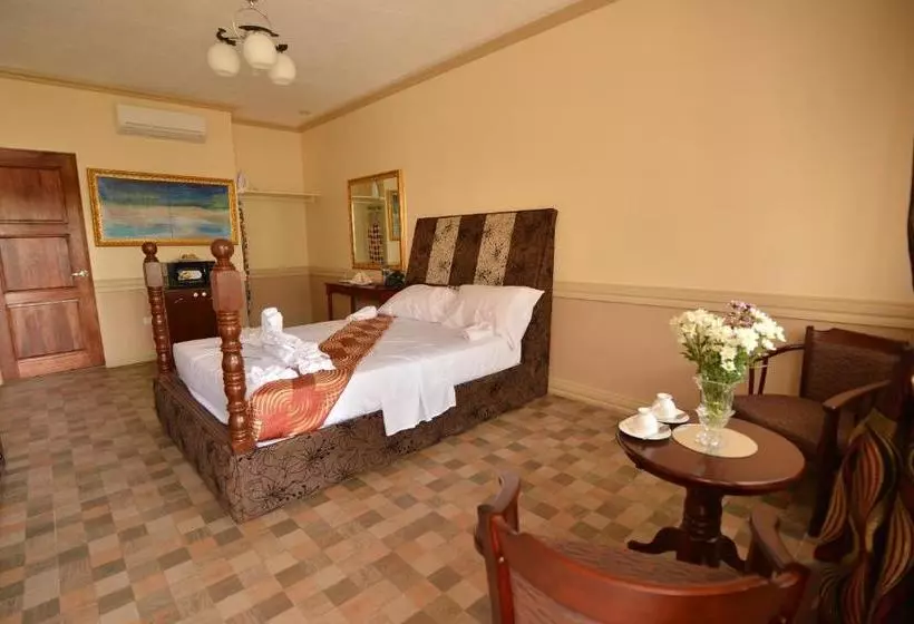 ユースホステル Roz And Angelique S Inn & Suites