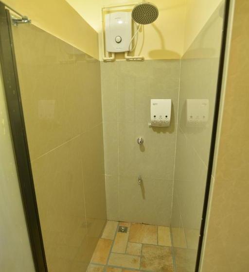 הוסטל Roz And Angelique S Inn & Suites