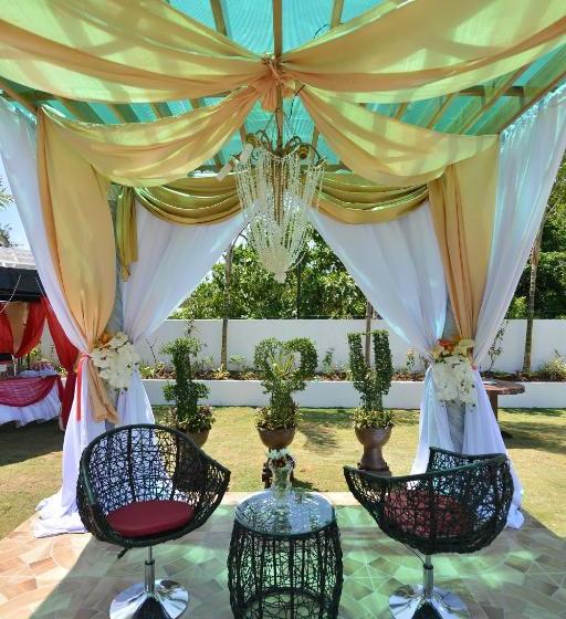 הוסטל Roz And Angelique S Inn & Suites