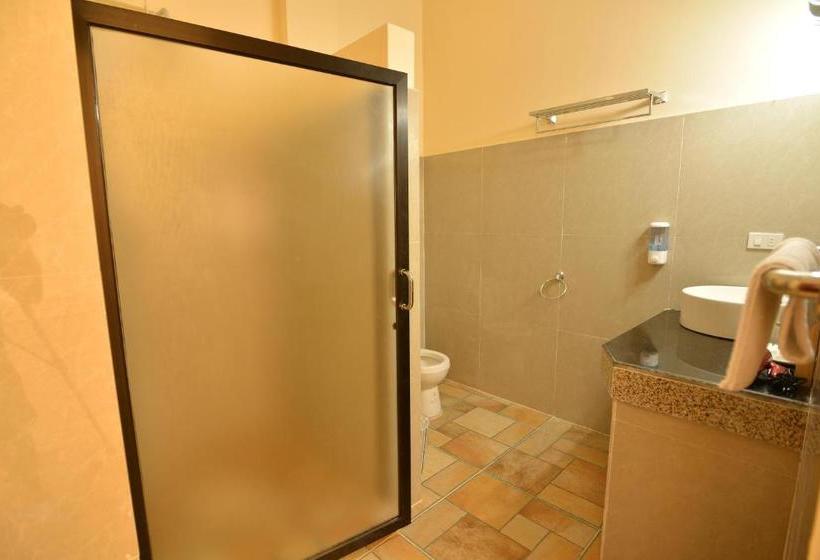 הוסטל Roz And Angelique S Inn & Suites