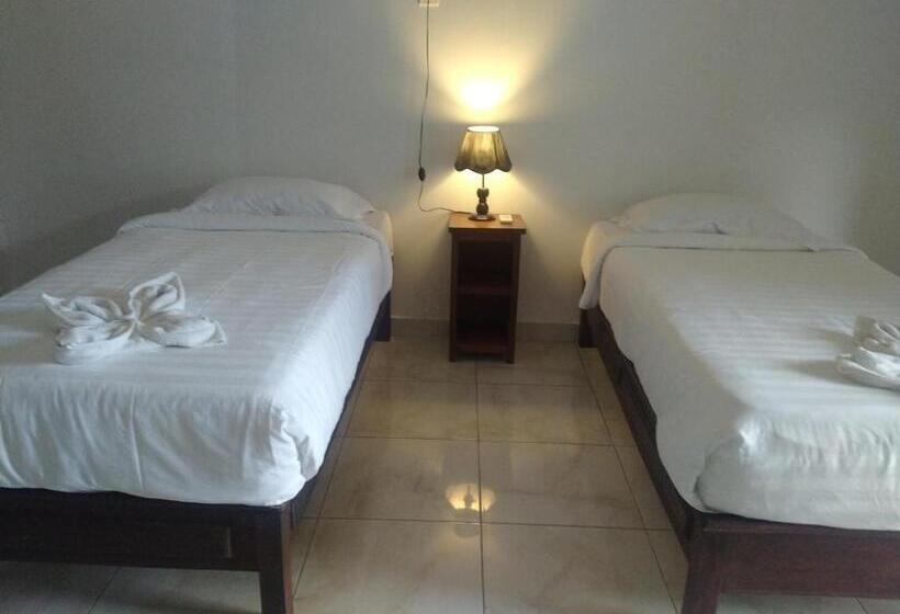 פנסיון Adila Warung And Homestay