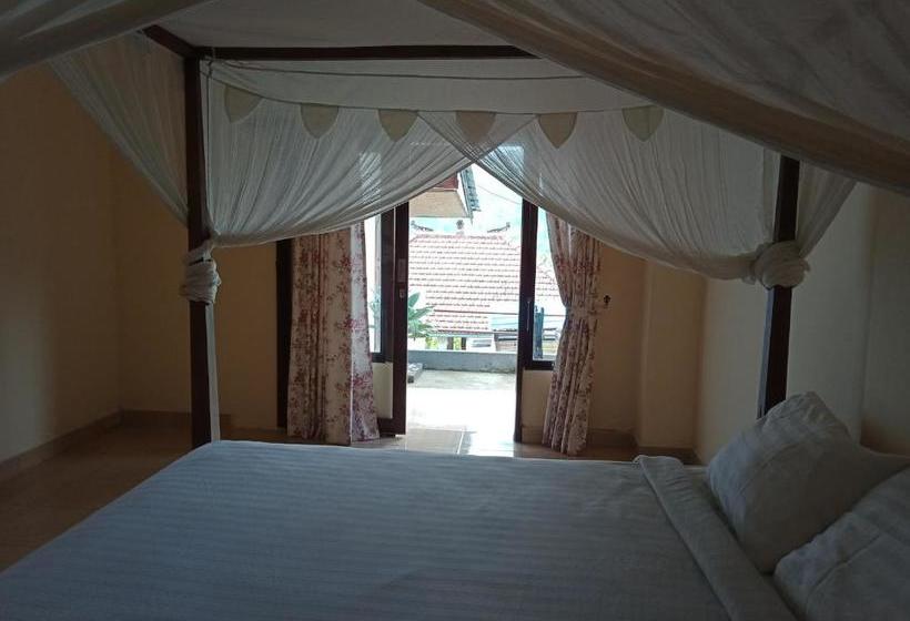 פנסיון Adila Warung And Homestay