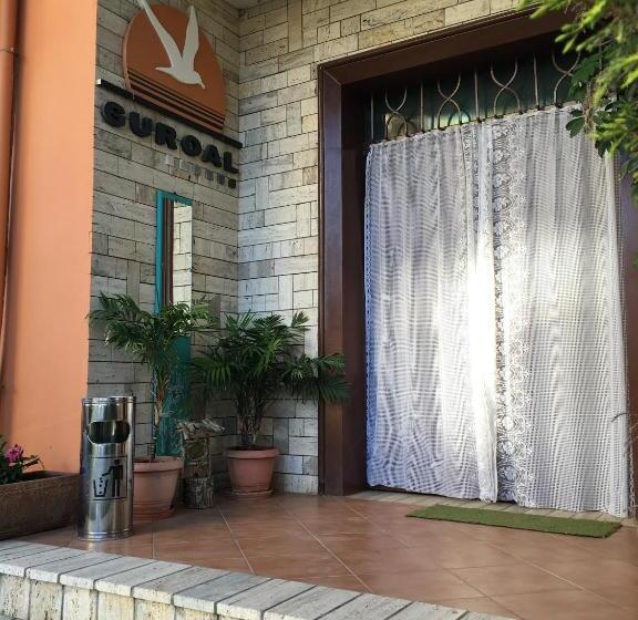 پانسیون Guroal Holiday House