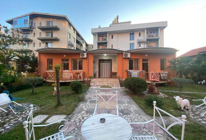 پانسیون Guroal Holiday House