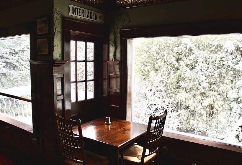 Общежитие The Interlaken Inn