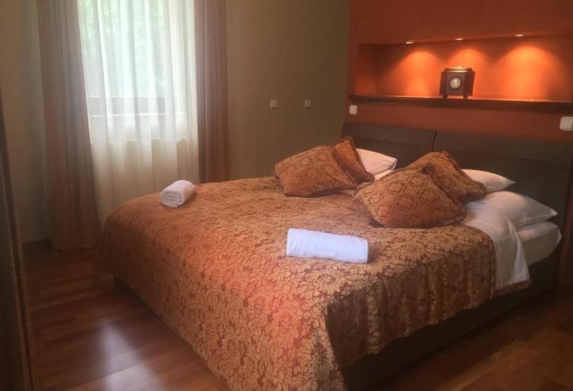 بنسيون Ház Az Erdő Szélén