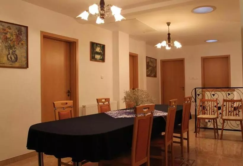 ペンション Pacsirta Vendégház