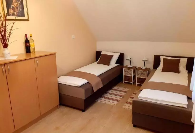 ペンション Pacsirta Vendégház